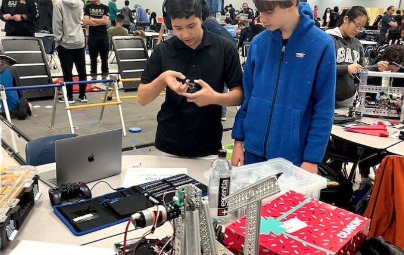 MCDS student programming a robot in the Garner Center for Innovation