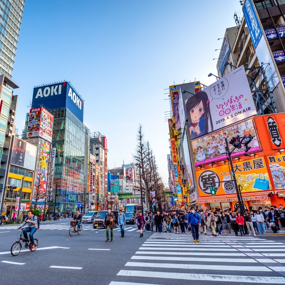 Busy city street crossing, shown on the GATEway Japan page